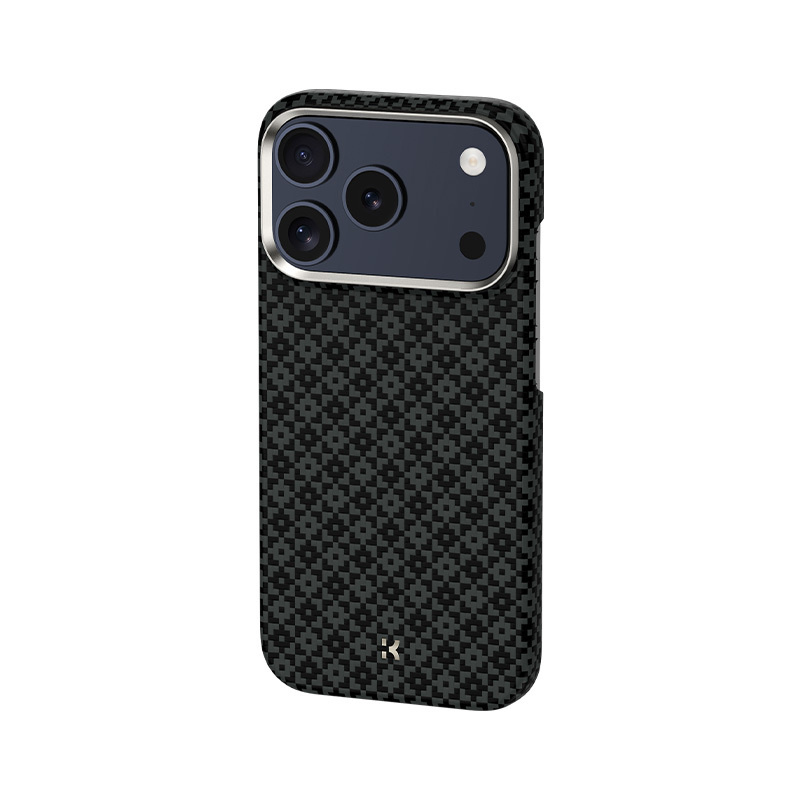 Twój iPhone 17 Pro Max dostaje wzmocnione narożniki i smukłą, przejrzystą obudowę - ochronę docenisz dokładnie w sekundzie upadku.