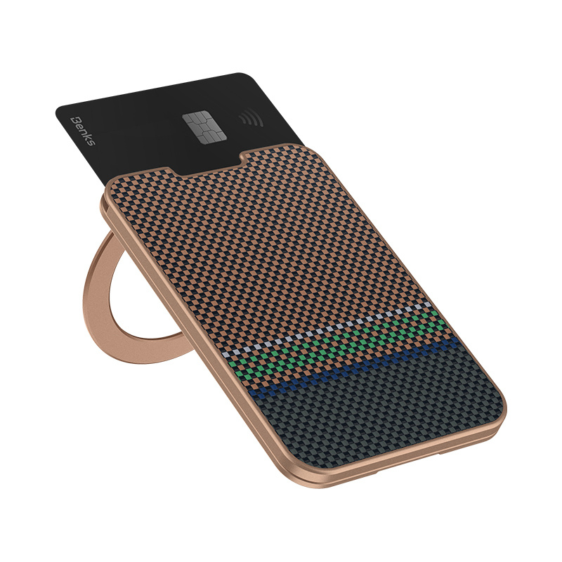 Portfel, karty i telefon w trzech kieszeniach. MagWallet ArmorGo Prestige Stand MagSafe Carbon Kevlar łączy je w jedno - karty trzymają się pleców telefonu.